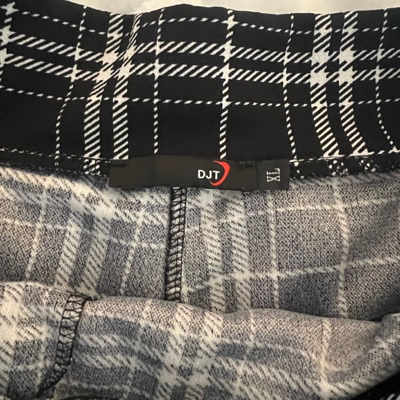 Juniors xl skirt with hidden shorts underneath - Picture 2 of 4